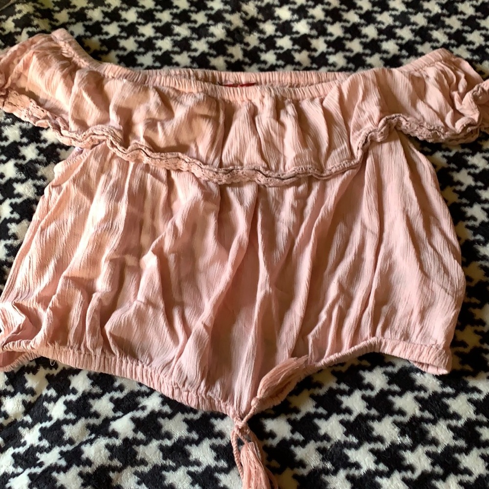 Off the shoulder cropped guess shirt